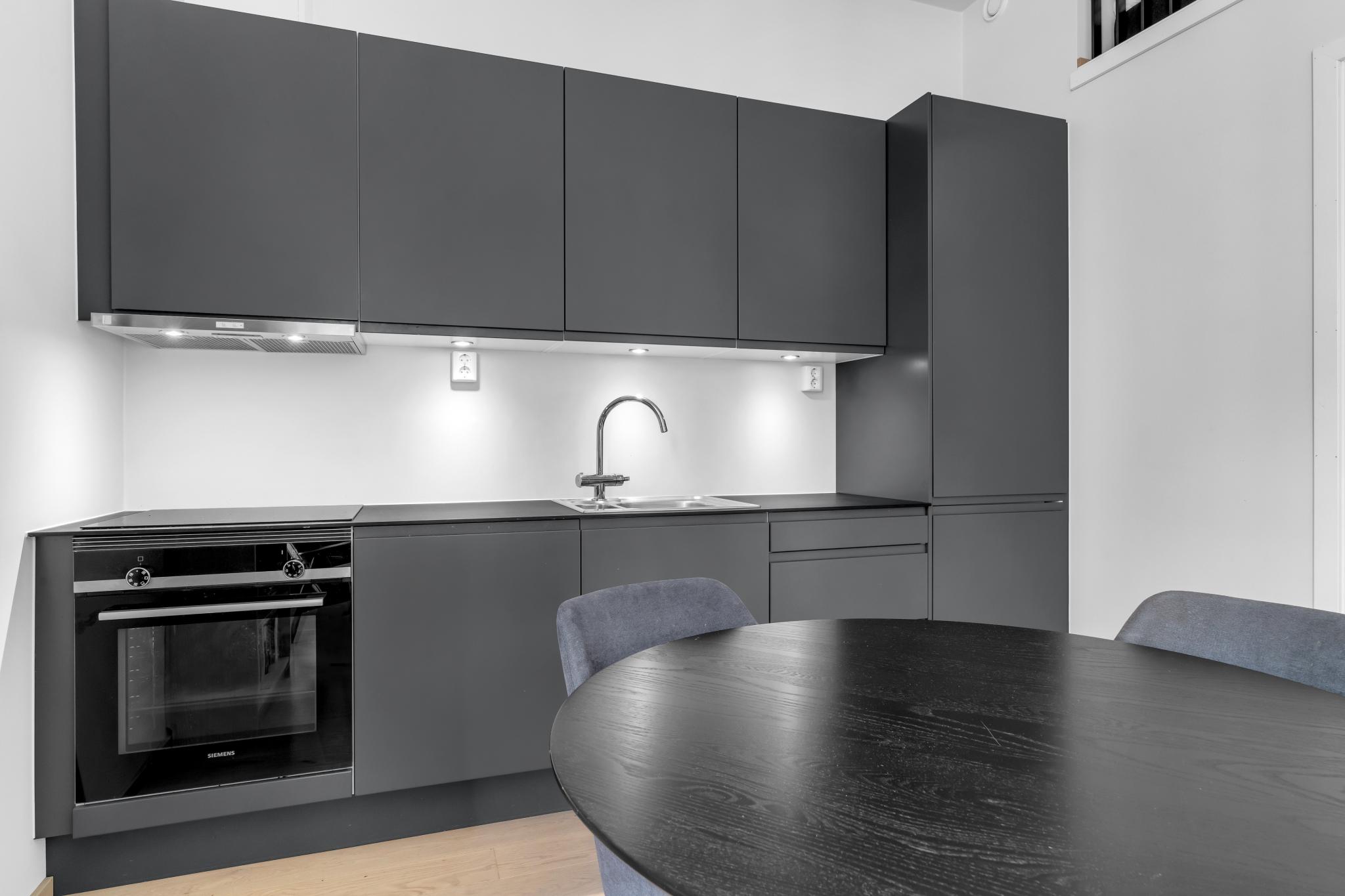 Sigdal kjøkkeninnredning, laminat benkeplate med nedfelt kum i rustfritt stål.

